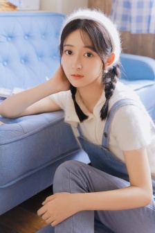和妈妈在家里做运动的